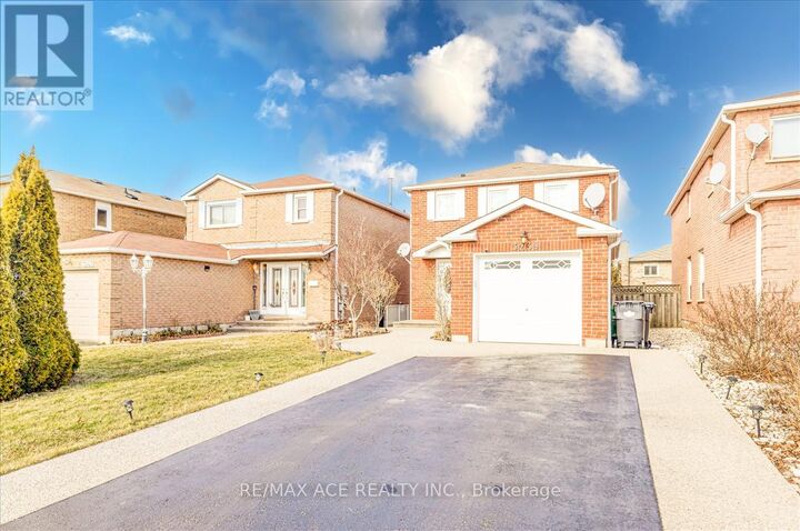 Property Photo:  3239 Valcourt Crescent  ON L5L 5G9 
