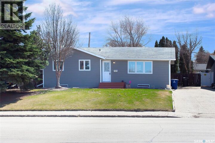 Property Photo:  3024 14th Street E  SK S7H 0B4 