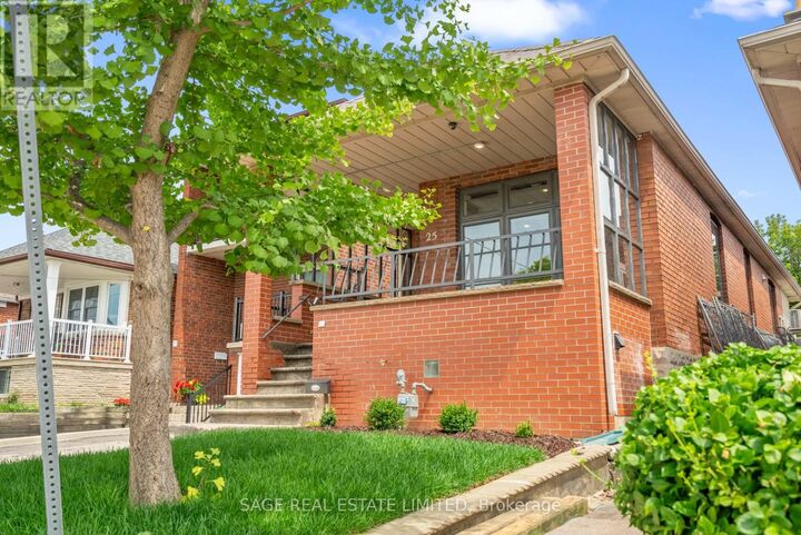 Property Photo:  25 Chamberlain Avenue  ON M6E 4J7 