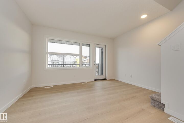 Photo de la propriété:  17237 4 Street NW  AB T5Y 4G5 
