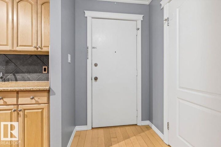 Property Photo:  10547 83 Avenue NW 201  AB T6E 2E1 
