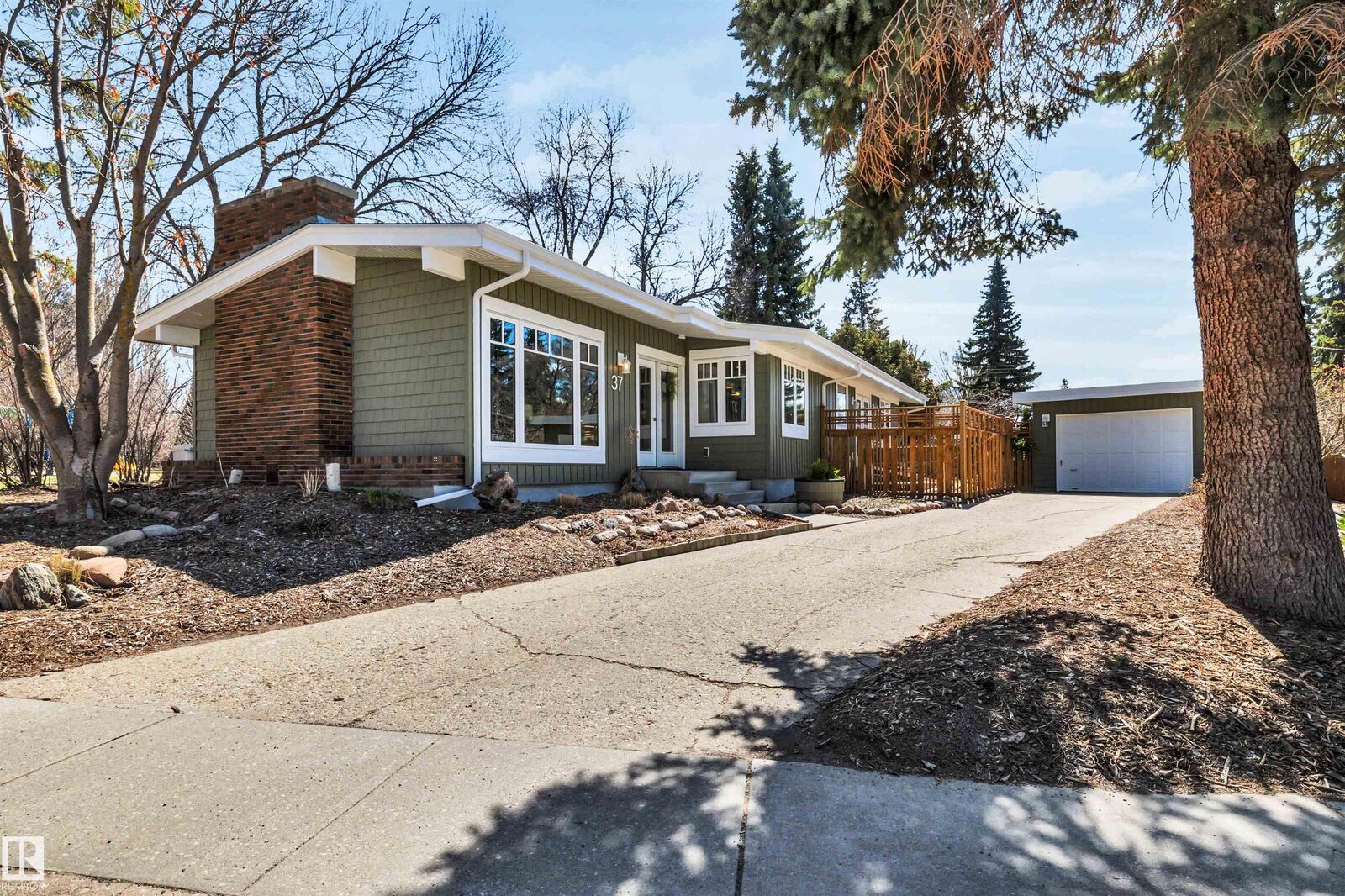 Property Photo:  37 Glenmore Crescent  AB T8N 0S6 
