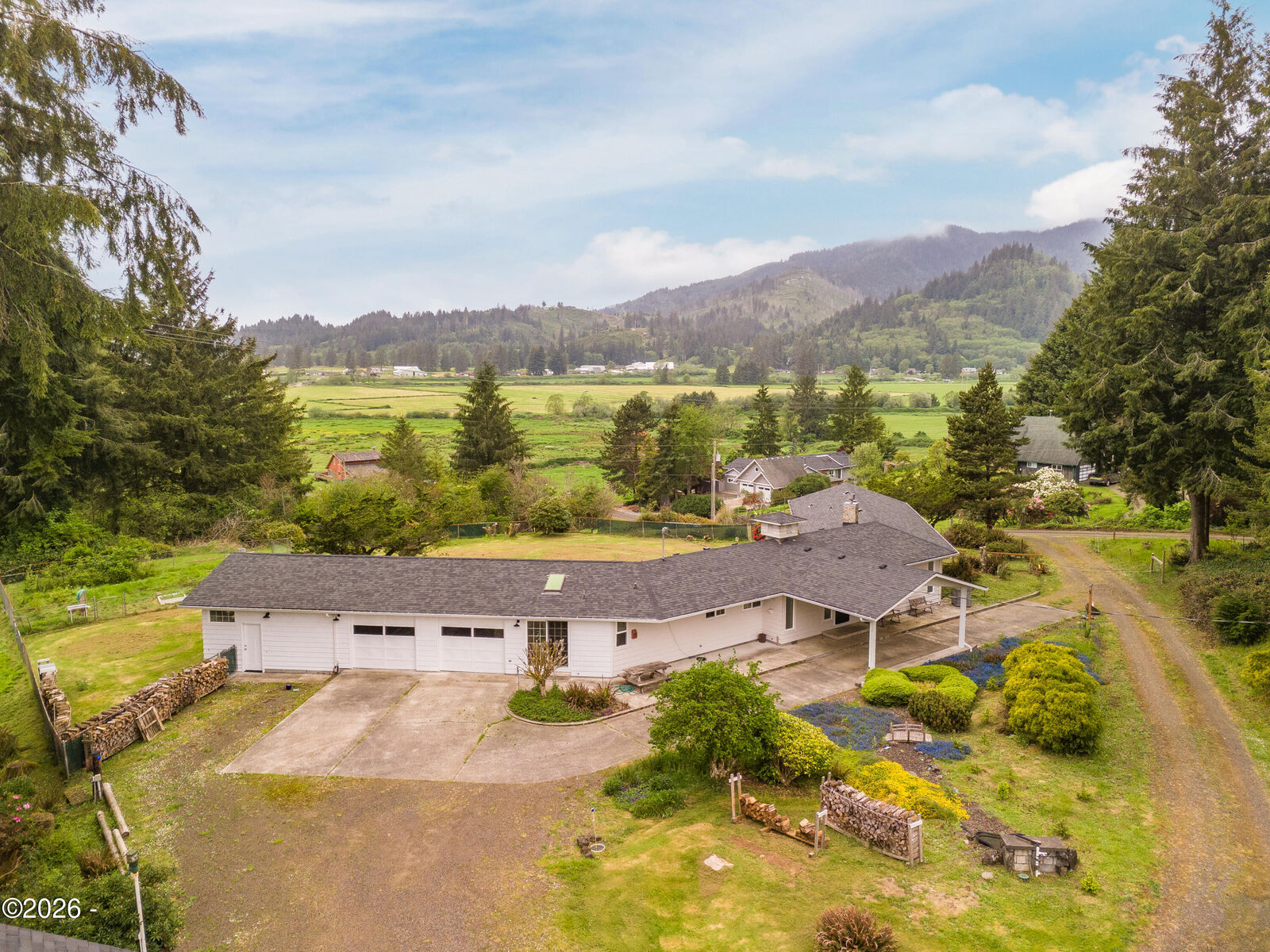 Property Photo:  6550 Curl Road  OR 97141 
