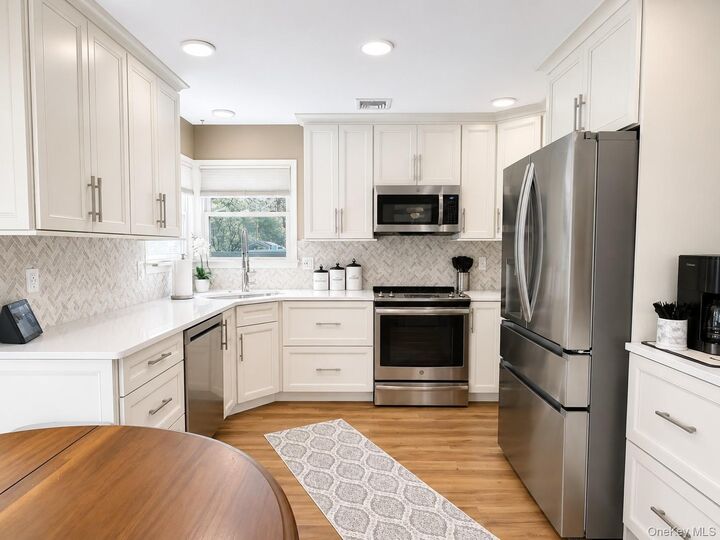 Property Photo:  11 Hollow Oak Drive  NY 11772 
