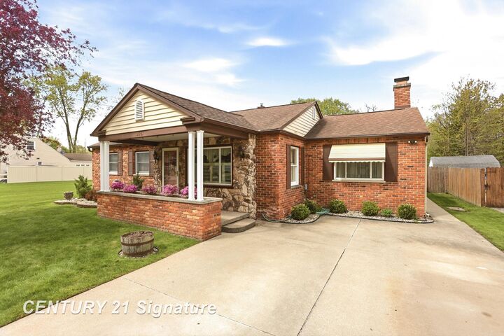 Property Photo:  2961 Johns Drive  MI 48603 