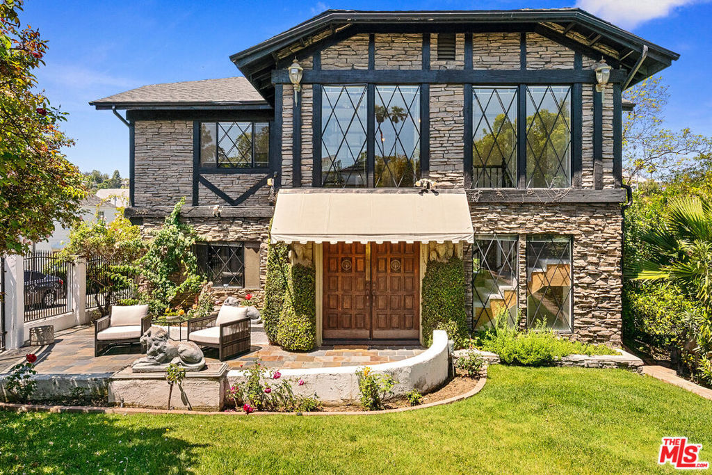 Property Photo:  2402 Hollyridge Drive  CA 90068 