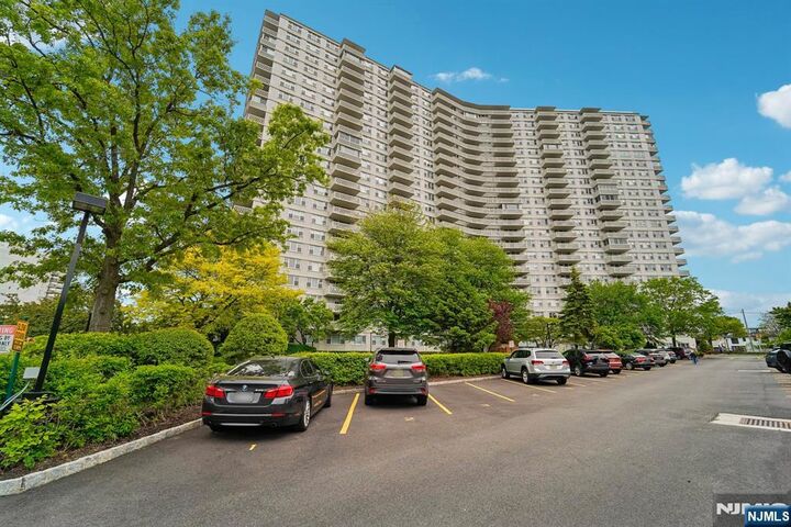 Property Photo:  2000 Linwood Avenue 4P  NJ 07024 