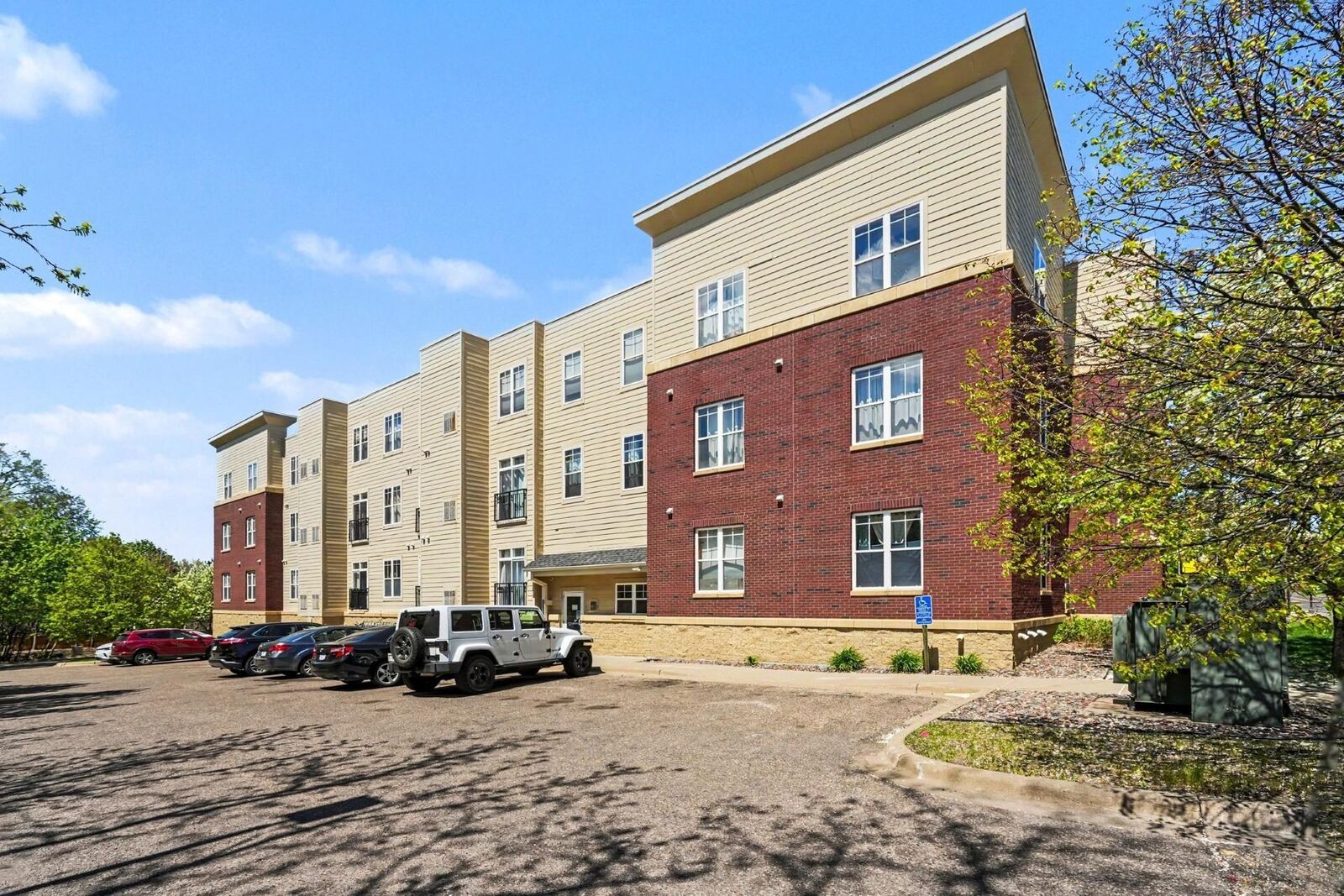 Property Photo:  1776 Maryland Avenue E 201  MN 55106 