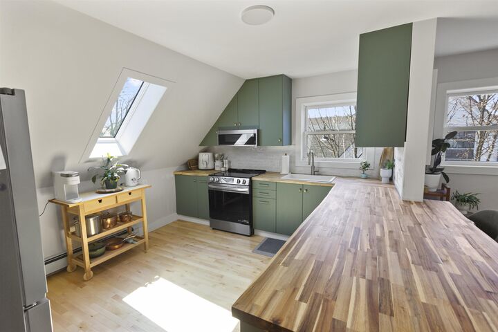 Property Photo:  202-204 Euston Street 4  PE C1A 1W8 