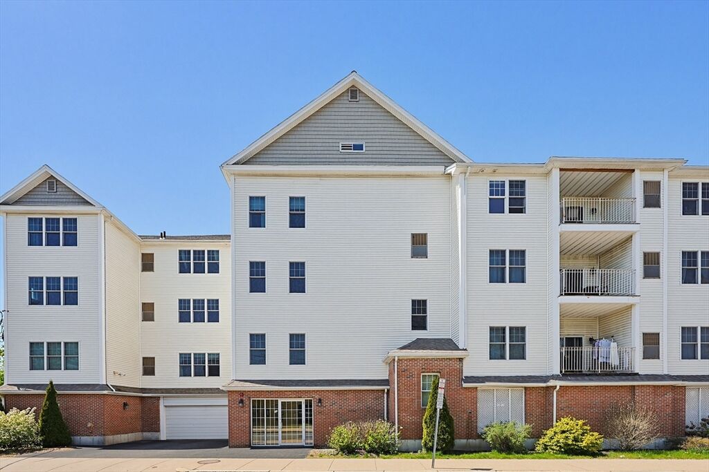 Property Photo: 51 Pearl St 205 MA 02148
