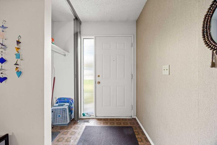Property Photo:  4940 39 Avenue SW 8  AB T3E 6M7 