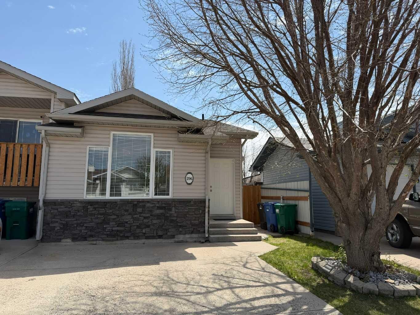 Property Photo:  296 Cougar Way N  AB T1H 6R5 
