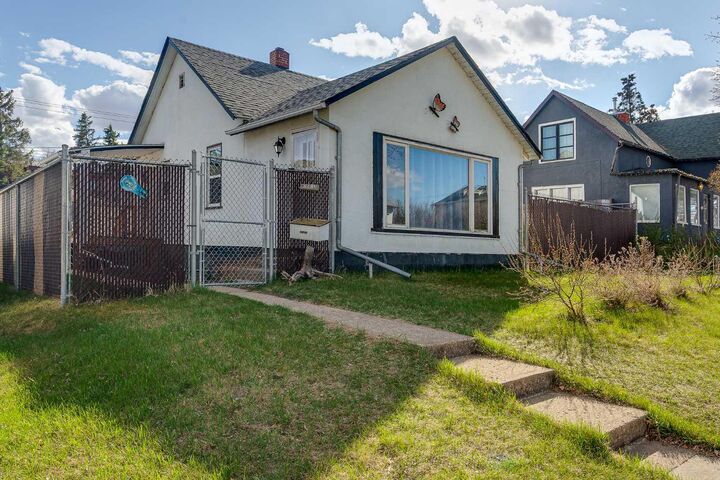 Property Photo:  5013 54 Avenue  AB T4J 1H2 