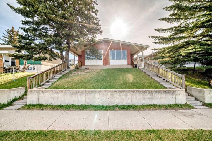 Property Photo:  2804 14 Street NW  AB T2K 1H7 