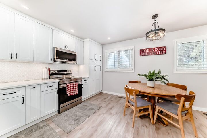 Property Photo:  800 Bowcroft Place 11  AB T4C 1B9 