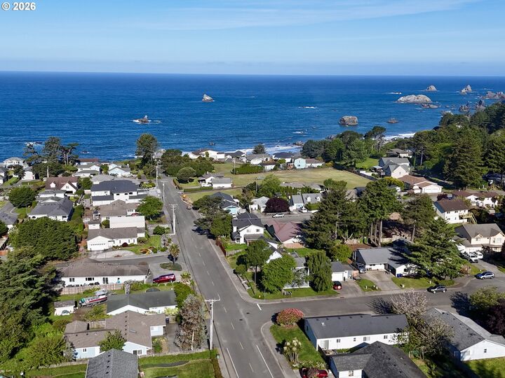 Property Photo: 17305 Blueberry Dr OR 97415
