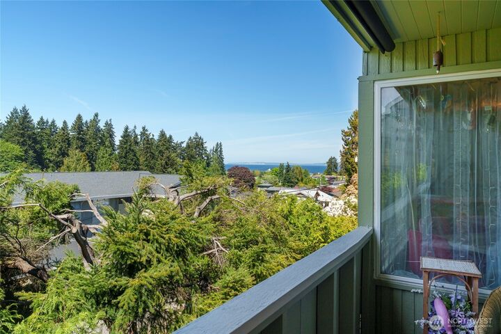 Property Photo:  1020  5th Avenue S 7  WA 98020 