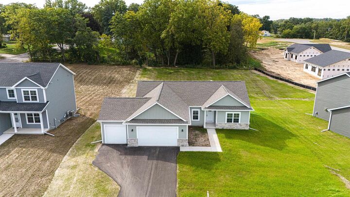 Property Photo:  503 Ridge Court  WI 53576 