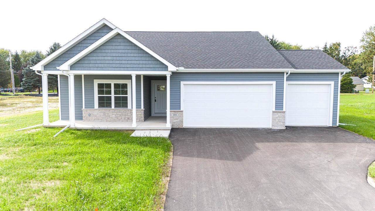 Property Photo:  405 Ridge Court  WI 53576 