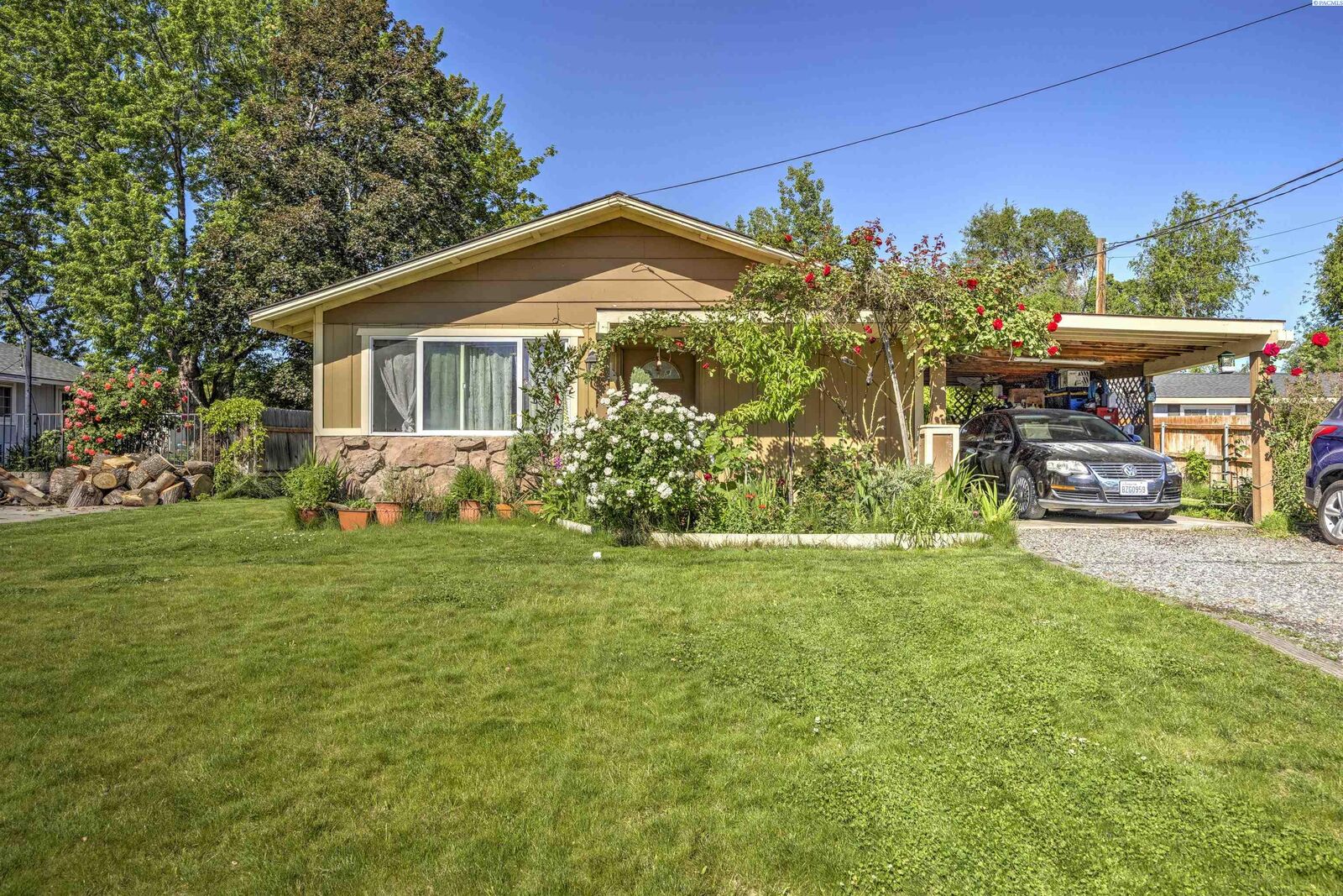 Property Photo:  491 S 41st Ave  WA 99353 
