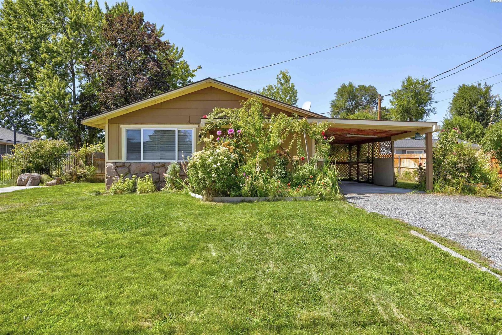 Property Photo: 491 S 41st Ave WA 99353