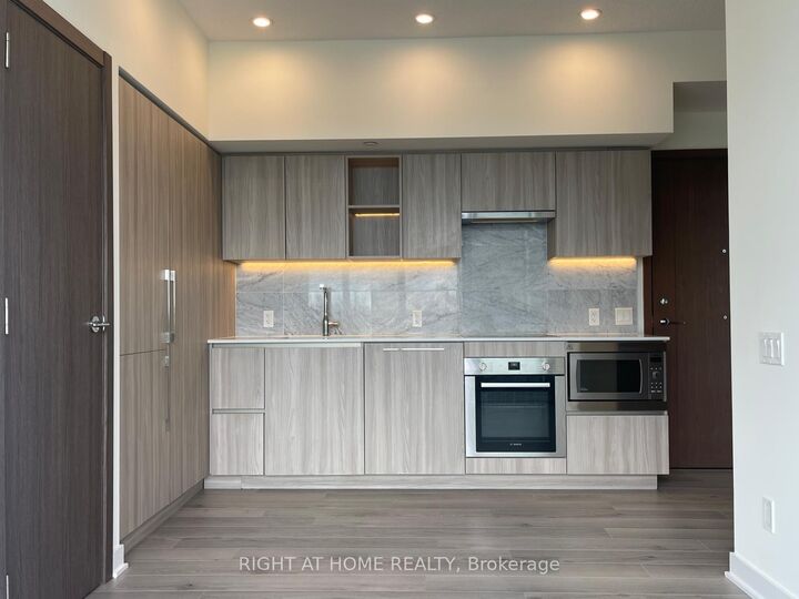Property Photo:  19 Bathurst Street 3205  ON M5V 0N2 