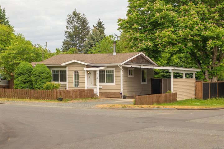 Property Photo:  710 Oakley St  BC V9S 1Z8 
