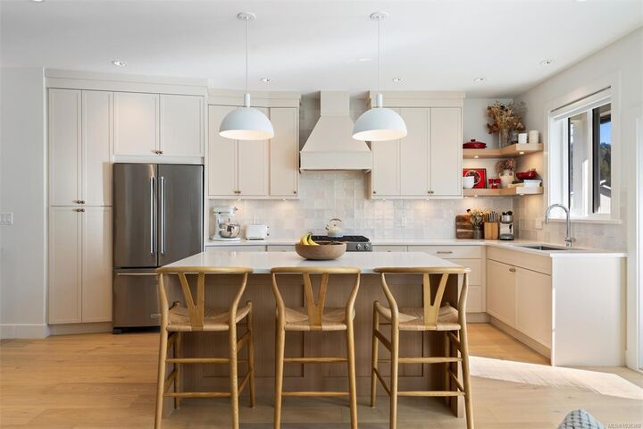 Property Photo:  973 Isabell Ave  BC V9C 2N2 