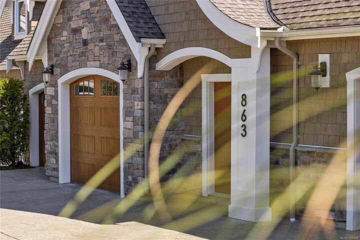 Property Photo:  863 Cavin Rd  BC V9P 1Z9 