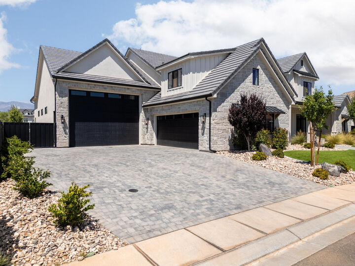 Property Photo: 831 E Queensridge Dr UT 84780