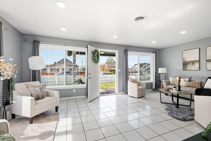 Property Photo: 211 E Naches Ave WA 98936