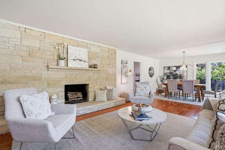 Property Photo:  2 Via La Cumbre  CA 94904 