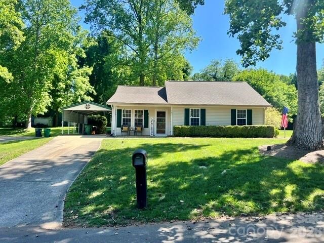 Property Photo:  5821 Rowan Way  NC 28214 