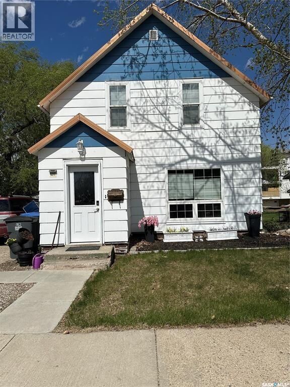 Property Photo:  1217 2nd Street  SK S4A 0M1 