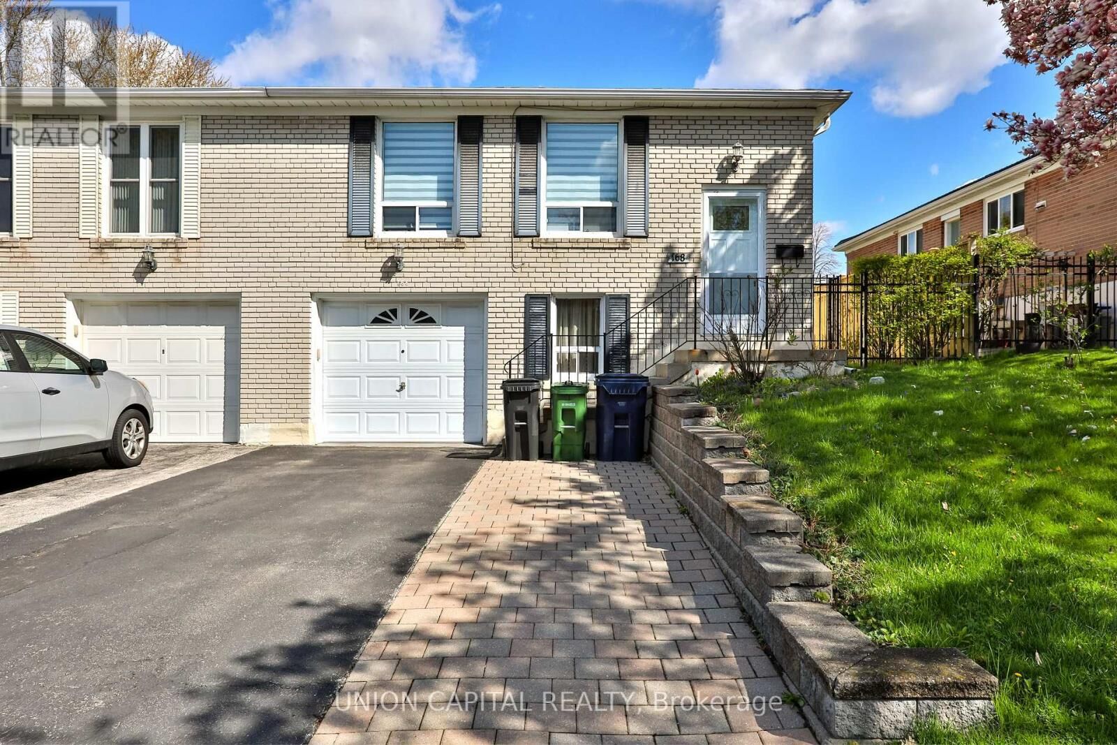 Property Photo:  168 Old Sheppard Avenue Main  ON M2J 3L9 