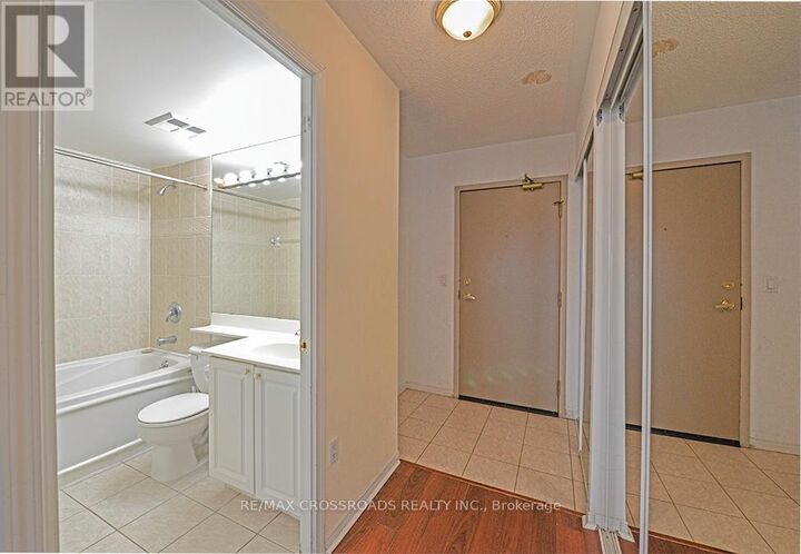 Property Photo:  909 Bay Street 2604  ON M5S 1Z9 
