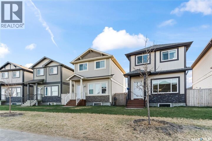 Property Photo:  68 235 Rosewood Boulevard E  SK S7V 0J2 