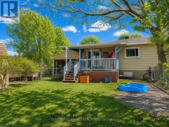Property Photo:  37 Kingslea Crescent  ON K6H 6J2 