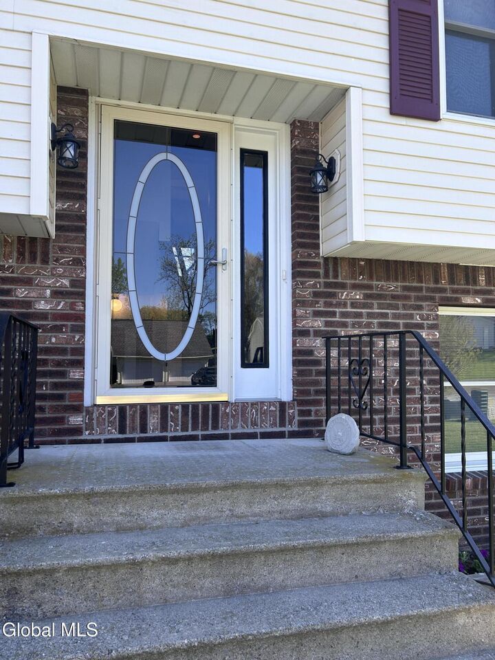 Property Photo:  6 Rolling Hills Road  NY 12309 