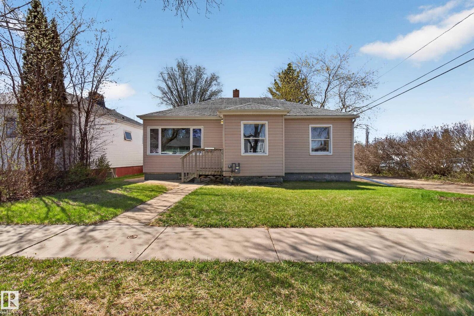 Property Photo:  5409 49 Ave  AB T4V 0N6 