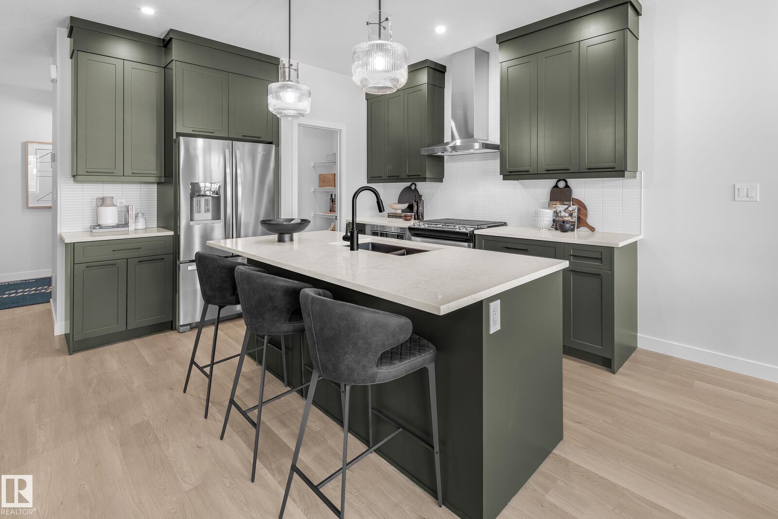 Property Photo:  5641 Hawthorn Way SW  AB T6X 3K7 