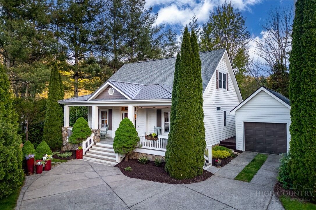 Property Photo:  140 Kings Drive  NC 28605 
