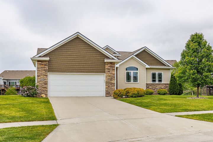 Property Photo:  5008 NE Ledgestone Drive  IA 50021 