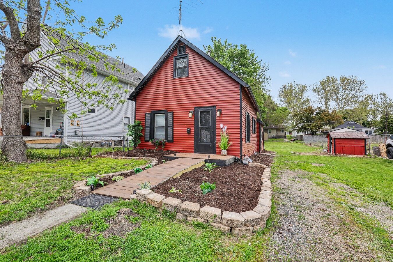 Property Photo:  1810 E Walnut Street  IA 50316 