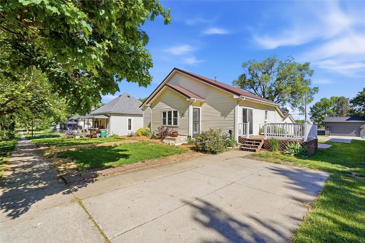 Property Photo:  613 E Buchanan Street  IA 50273 