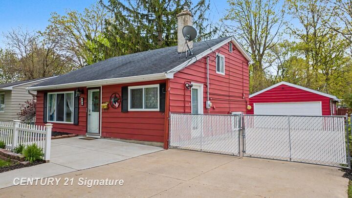 Property Photo:  328 Oak Street  MI 48458 