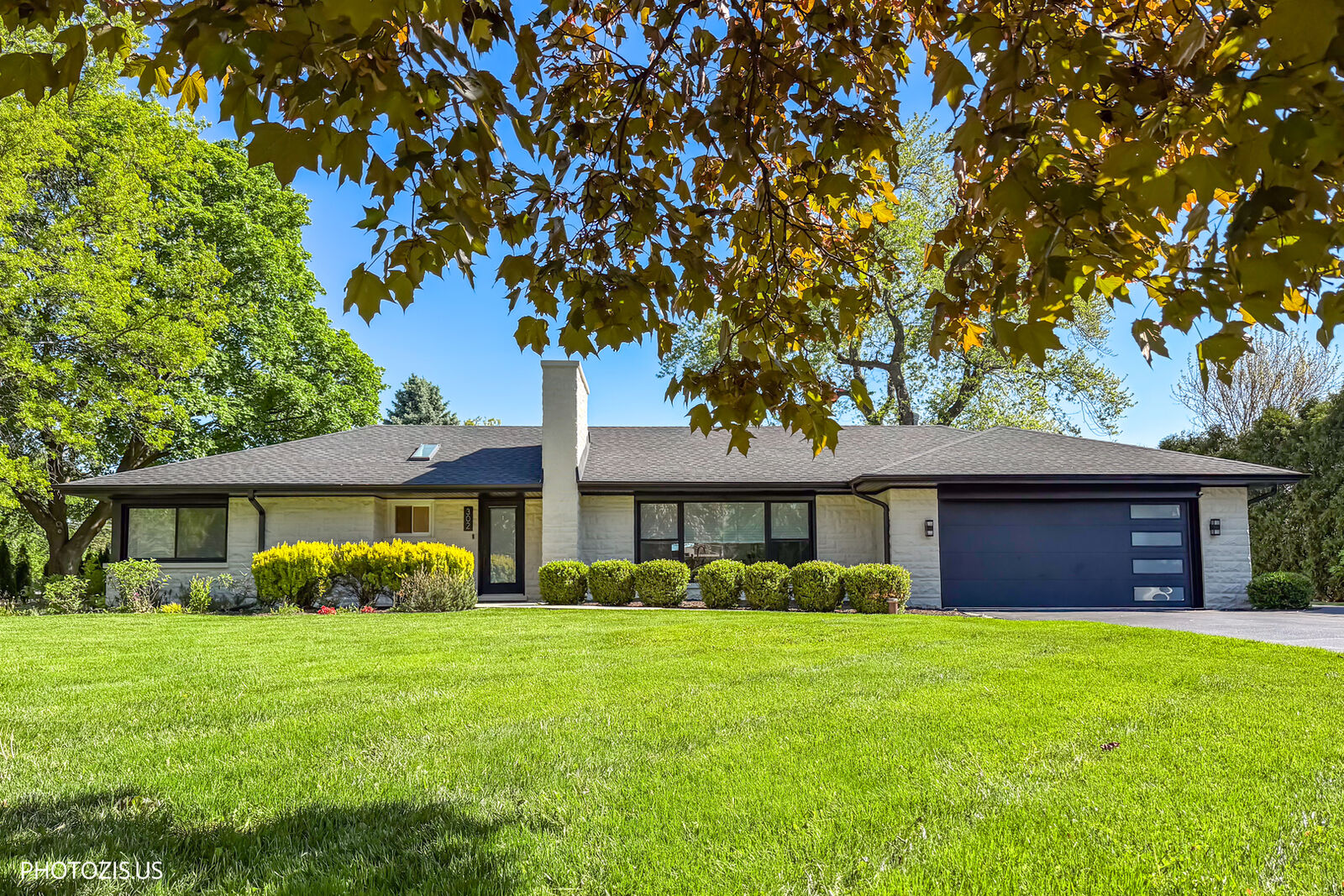 Property Photo: 302 Goodridge Terrace IL 60172