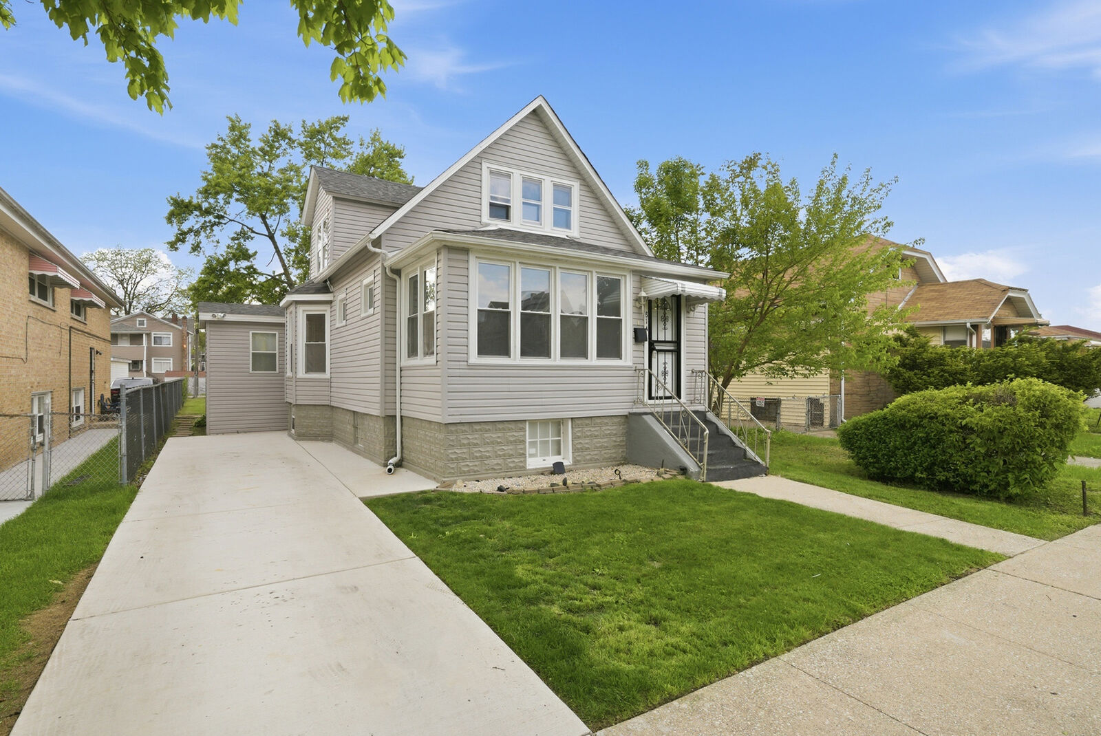 Property Photo:  814 S 11th Avenue  IL 60153 