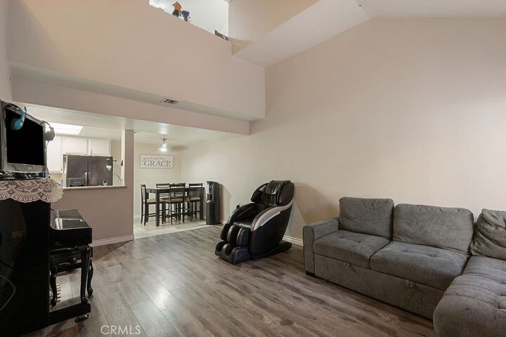 Property Photo:  435 W 9th D5  CA 91786 