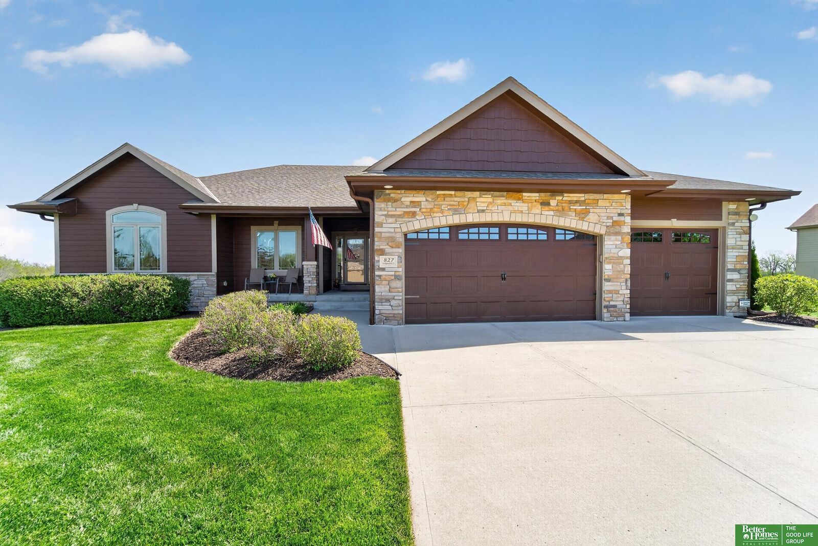 Property Photo:  827 Wedgewood Court  NE 68048 